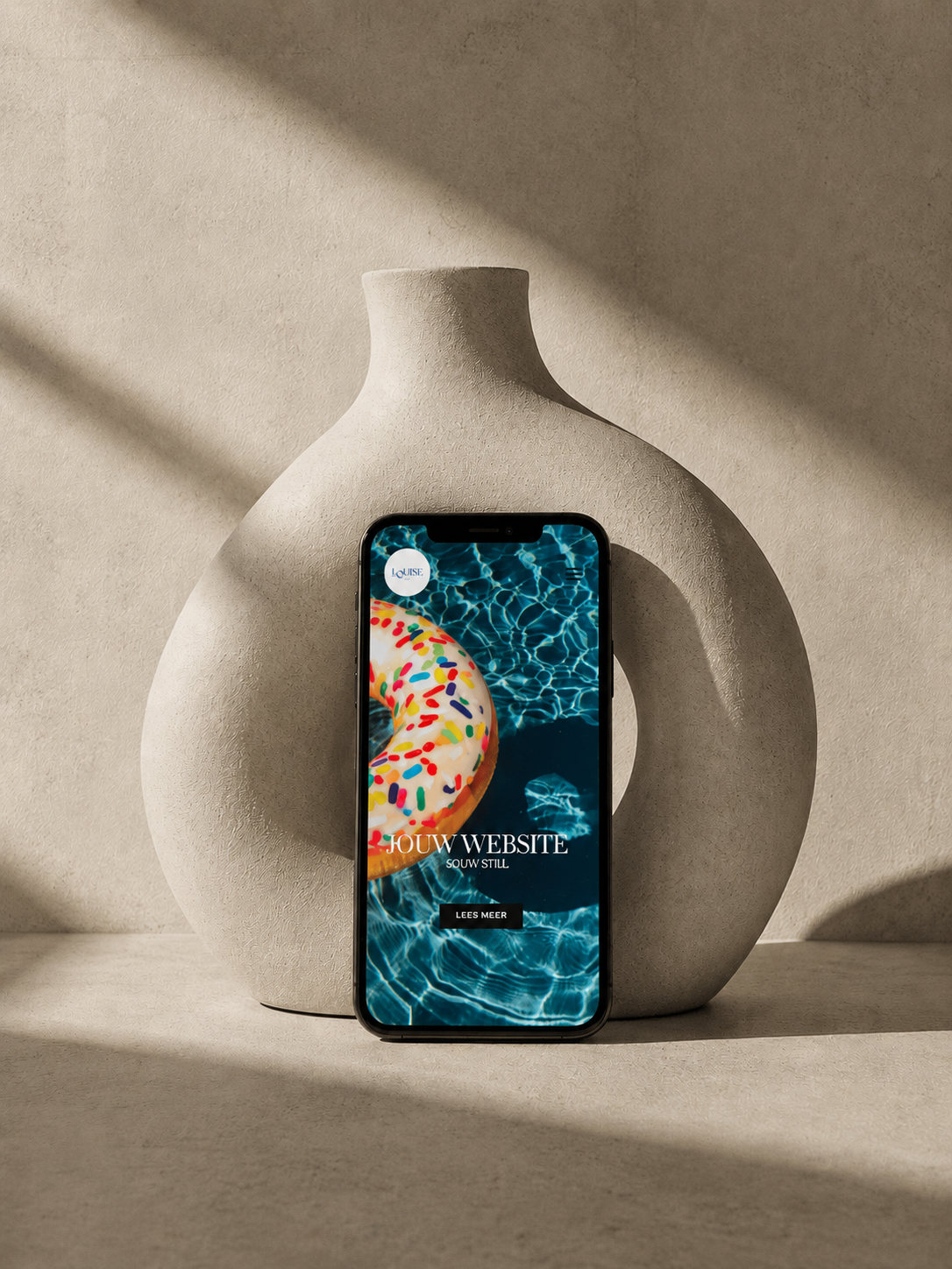 Website op mobiel - LOUISE Agency