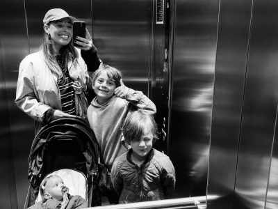 Over ons - met de kinderen - zwart wit - LOUISE Agency